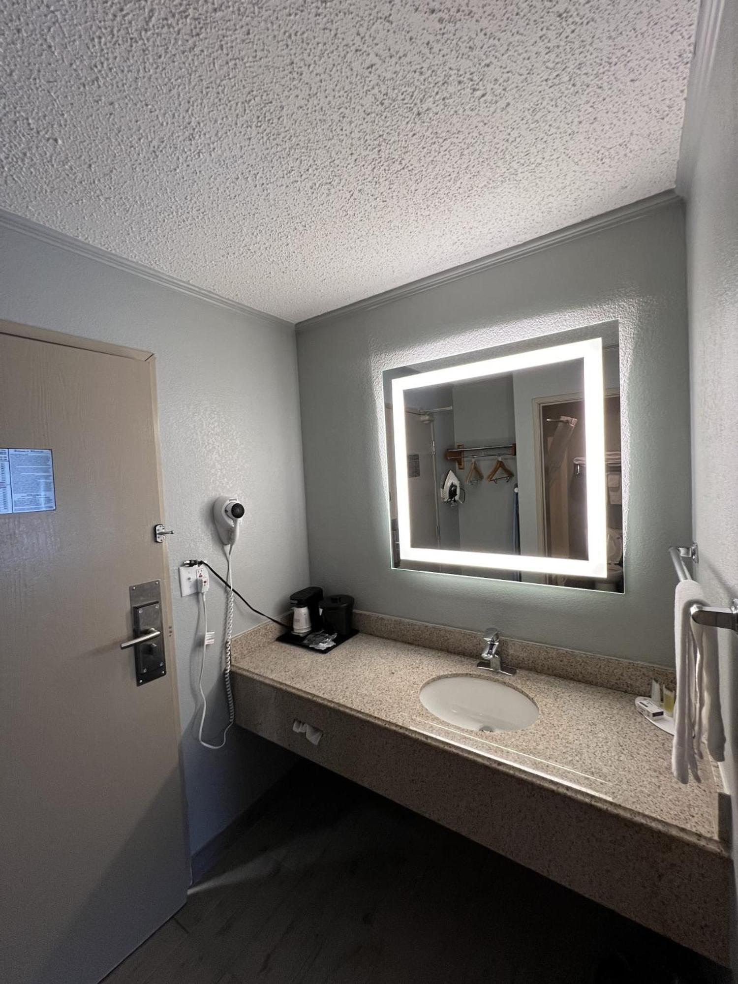 Americinn By Wyndham Glendale Milwaukee Whitefish Bay Exterior foto